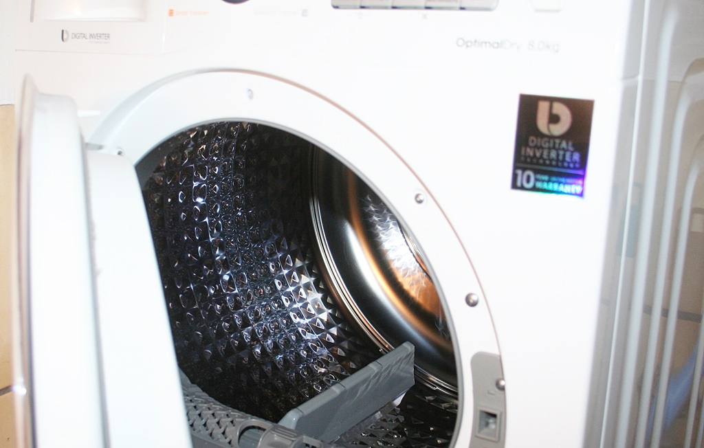 Eine Waschmaschine mit Trockner ist sehr praktisch.